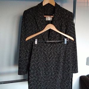 Dana Buchman 2-PC Women's Wool Jacket and Skirt Suit. Jacket Size 6. Skirt size8